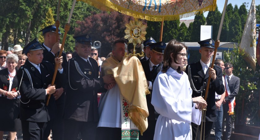 Łowicz. Procesja z najświętszym Sakramentem przeszła ulicami miasta (foto, film)