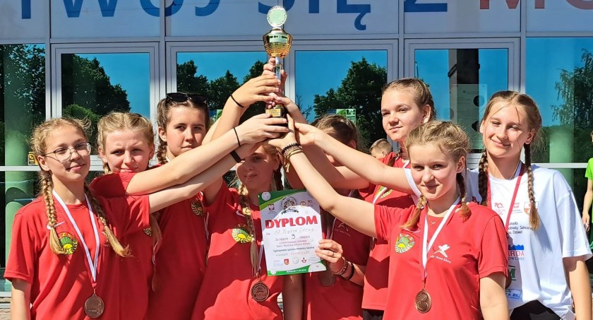 Wysokie miejsce uczennic SP w Bąkowie Górnym w Mistrzostwach Polski w Unihokeju (foto)