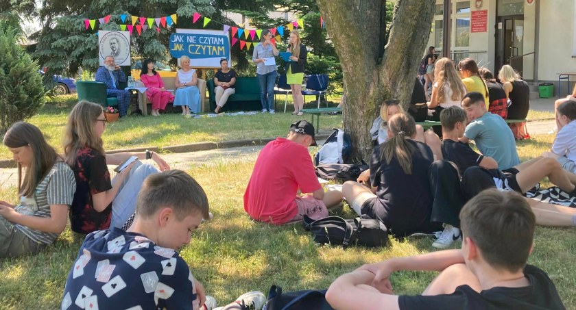  Czytelnicze spotkanie w Zespole Szkół Ponadpodstawowych nr 3 w Łowiczu (foto)