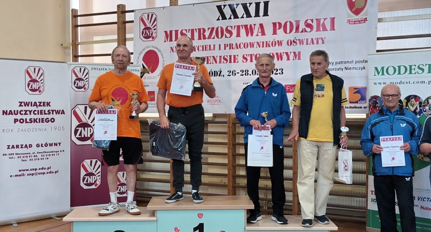 Zdzisław Orzechowski na podium Mistrzostw Polski Nauczycieli w tenisie stołowym