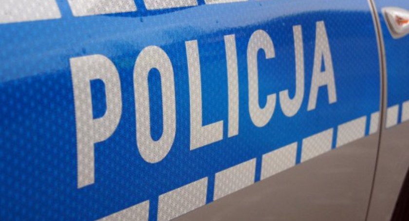 Wypadek pod Kiernozią. Auto uderzyło w drzewo, jedna osoba została ranna