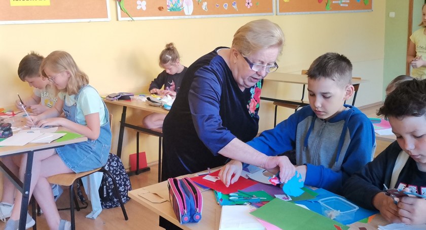 Stowarzyszenie Dla Naszej Wsi realizuje projekt „Twórczość ludowa – ocalić od zapomnienia wycinanki łowickie” (foto)