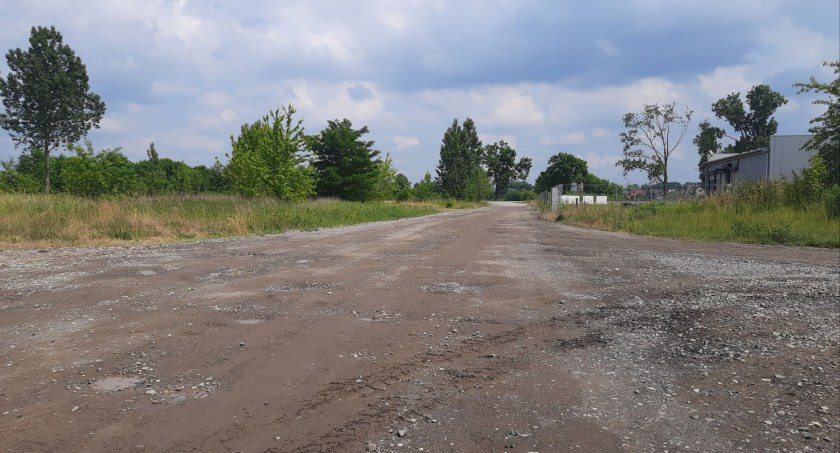 Łowicz. Miasto szuka firmy, która przebuduje drogę łączącą ul. Prymasowską z wsią Jastrzębia (foto)