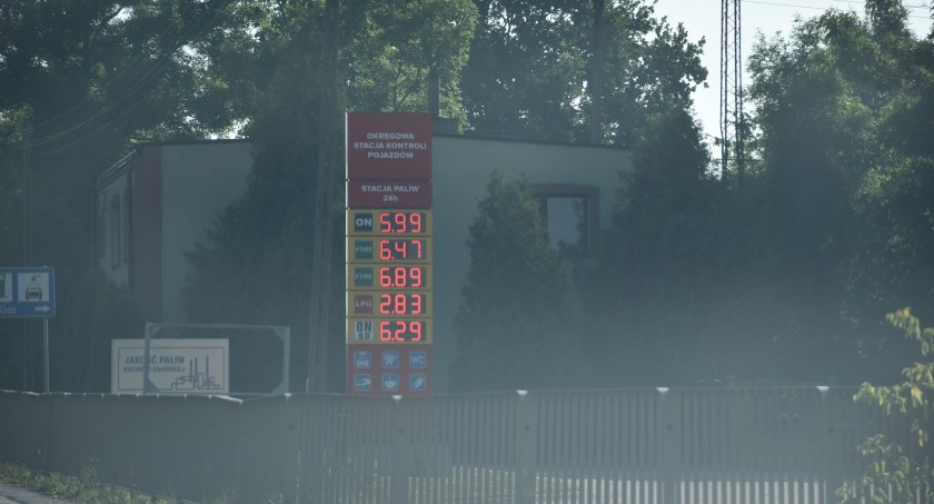 Niższe ceny paliw na wakacje. Ile zapłacimy teraz?