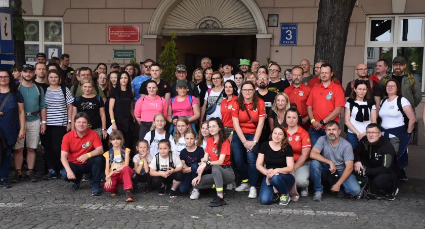 Ponad 120 osób poszukuje kwiatu paproci (foto)