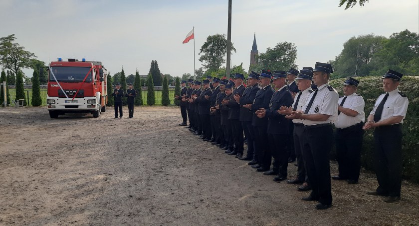 Druhowie OSP Bąków Górny przywitali nowy wóz (foto, film)