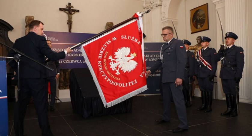 Uroczystość nadania sztandaru Zakładowi Karnemu w Łowiczu (foto)