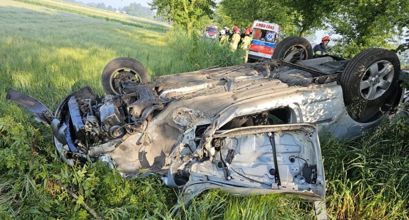 Próbowała ominąć sarnę! Straciła panowanie nad autem i dachowała (foto)