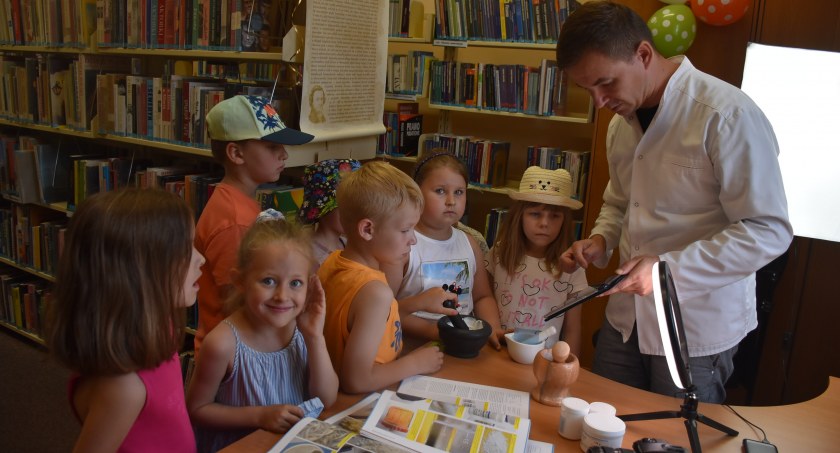 „Żywa książka”, czyli z kim spotkały się przedszkolaki? (foto)