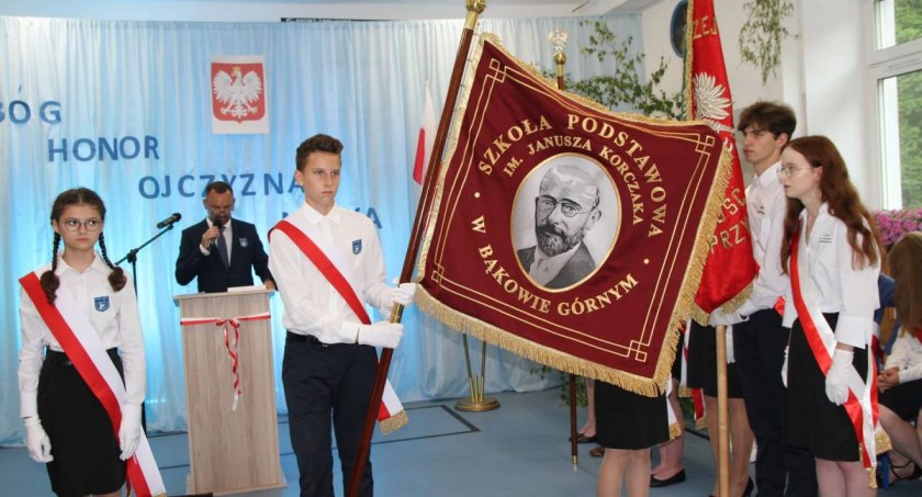 Nadanie sztandaru Szkole Podstawowej w Bąkowie Górnym (foto, film)