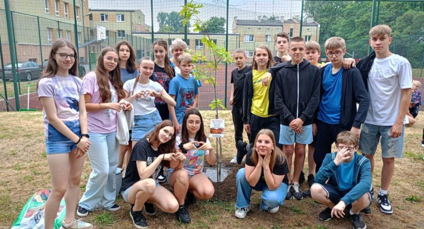 Absolwenci Jedynki w niecodzienny sposób pożegnali się ze szkołą (foto)