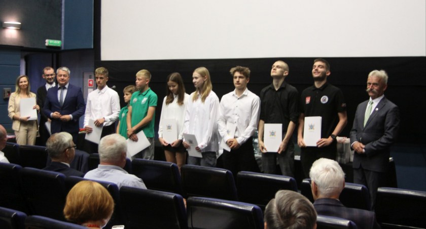 Łowicz. Wręczenie stypendiów sportowych i artystycznych oraz nagród dla zawodników i trenerów (foto, film)