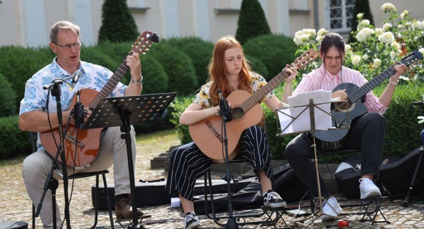 Muzyka szanty i Orkiestra Gitarowa na dziedzińcu muzeum (foto, film)