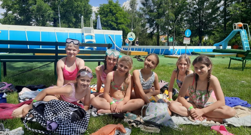 Łowicz. Baseny pod chmurką już otwarte (foto, film)