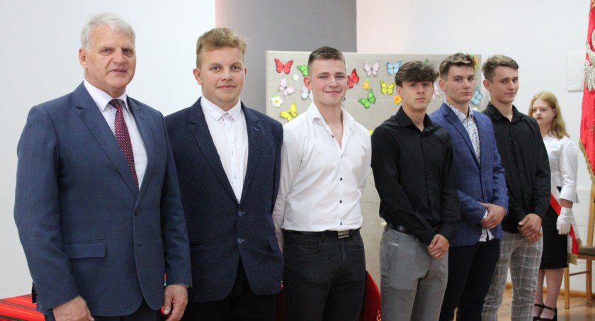 Uroczyste zakończenie roku szkolnego w Zduńskiej Dąbrowie (foto)