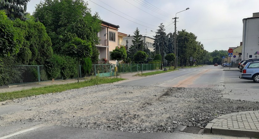 Łowicz. Strażacy usuwali plamę oleju