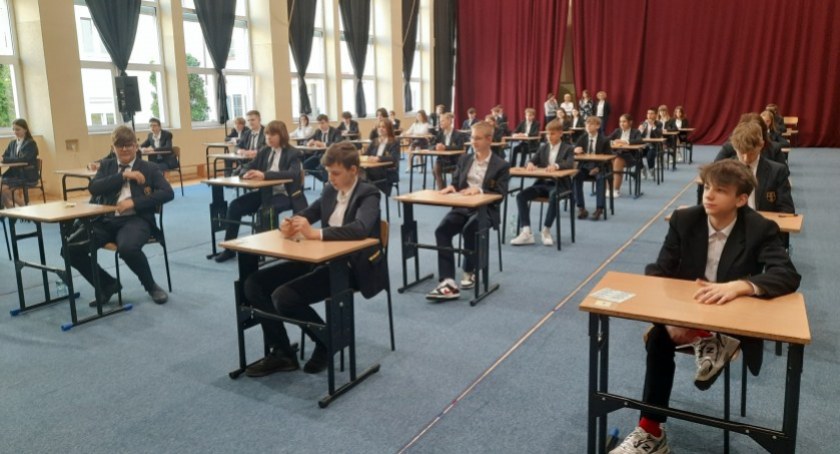 Ósmoklasiści poznali wyniki egzaminów. Jak poszło uczniom łowickich podstawówek?