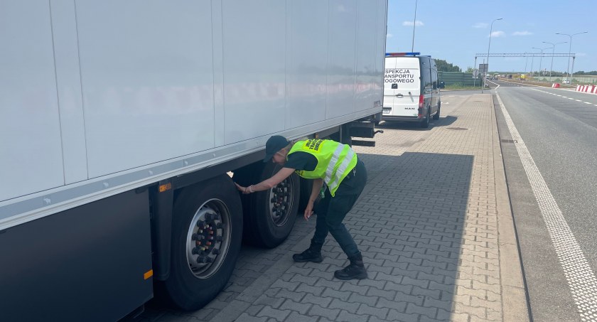 Zużyta opona mogła w każdej chwili wystrzelić podczas jazdy!
