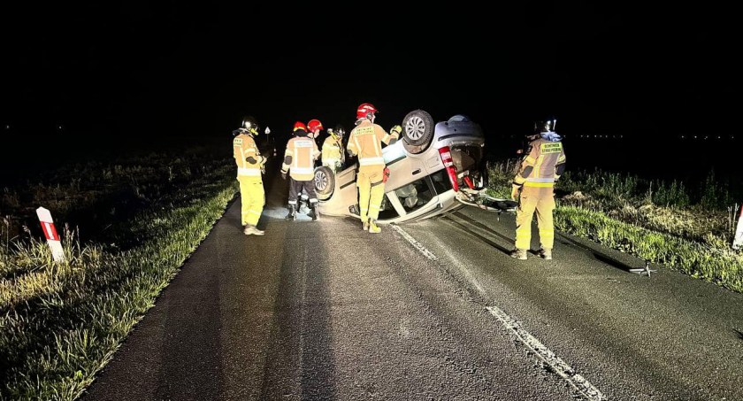 Dachowanie pod Łowiczem. Za kierownicą młody kierowca