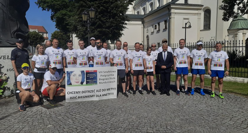 Łowicz. VIII Sztafetowa Pielgrzymka Biegowa służb mundurowych na Jasną Górę. Biegną dla Anety (foto, film)