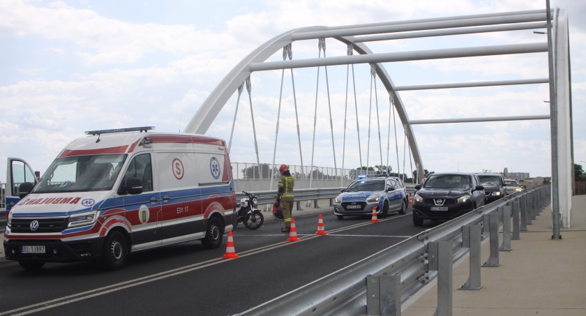 Łowicz. Zdarzenie drogowe na wiadukcie z udziałem motorowerzysty (foto, film)