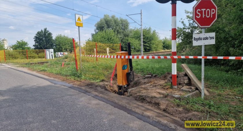 Łowicz. Samochód wjechał w rogatki na przejeździe kolejowym! (foto)