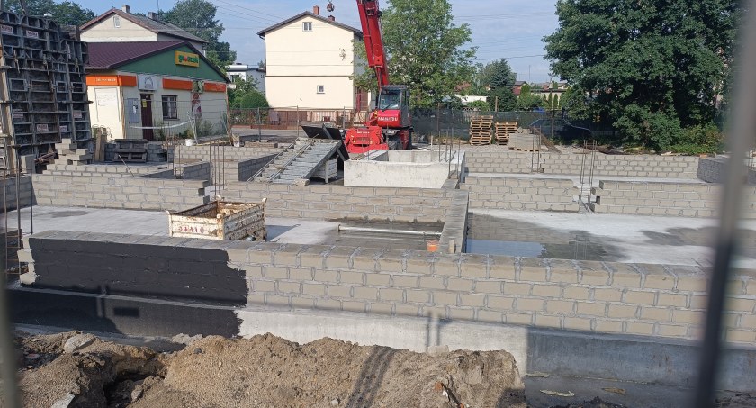 Łowicz. Widać już fundamenty nowego bloku na Kwiatowej (foto)