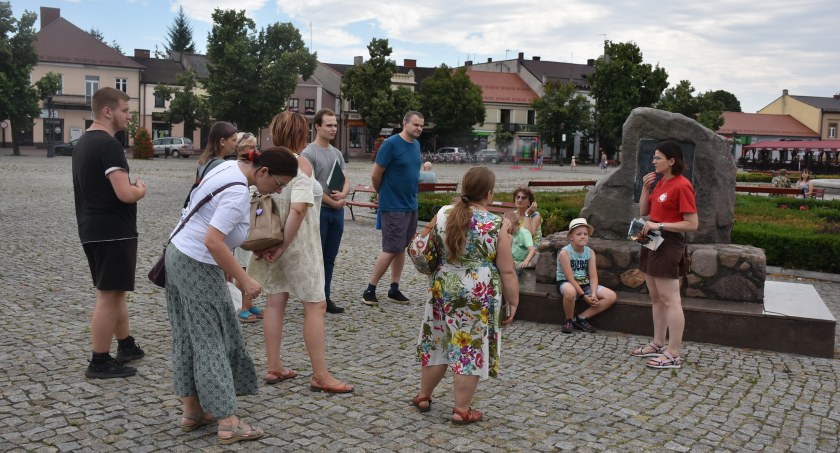 Spacer w przewodnikiem PTTK śladami Powstania Styczniowego w Łowiczu (foto)