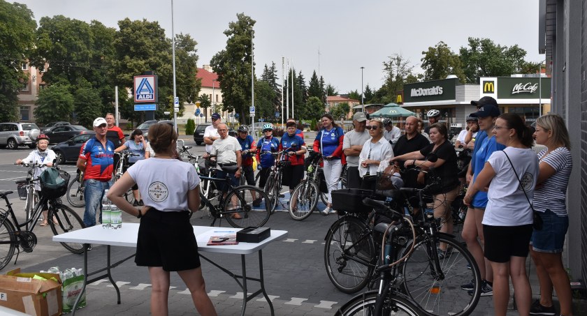 Po raz drugi ruszyli w poszukiwaniu łowickich kapliczek (foto, film)
