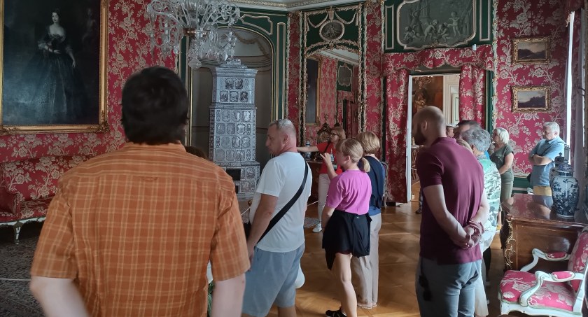 Zwiedzanie nieborowskiego pałacu z przewodnikiem PTTK (foto)