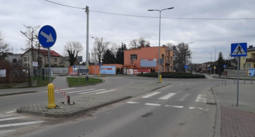 Nieustąpienie pierwszeństwa przejazdu przyczyną kolizji na rondzie w Łowiczu