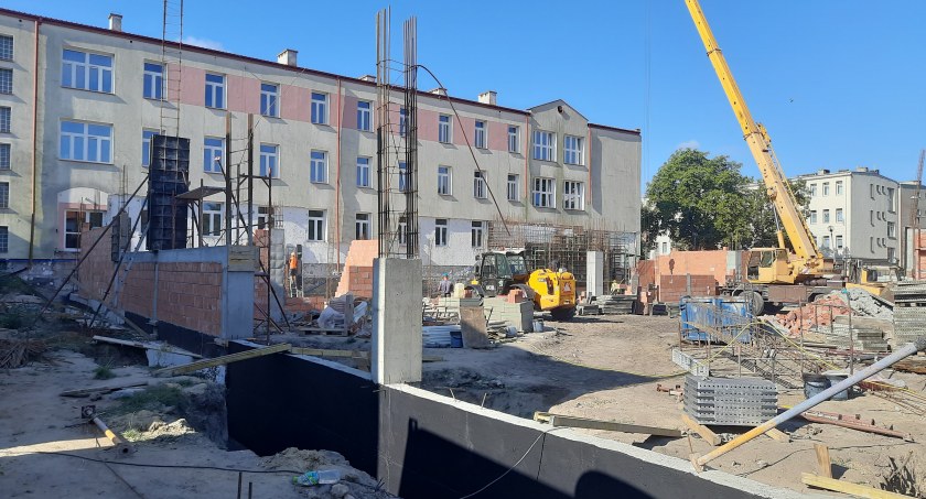 Łowicz. Postępują prace przy budowie sali gimnastycznej Ekonomika (foto, film)