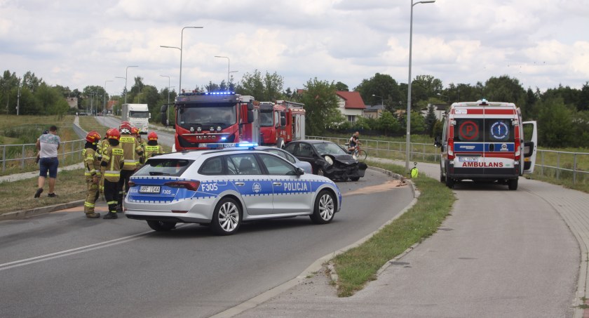 Łowicz. Zderzenie dwóch aut na ul. Dmowskiego (foto)