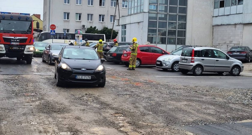 Wyrwa w jezdni na Bonifraterskiej przyczyną interwencji strażaków (foto)