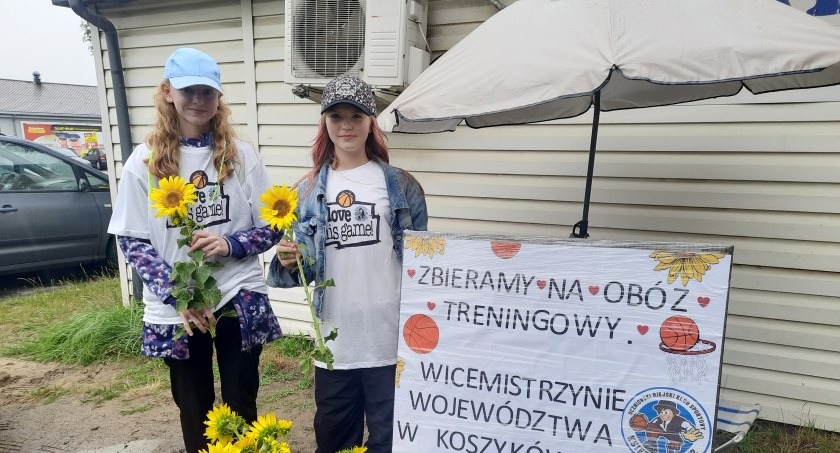 Łowicz. Koszykarki Księżaka sprzedają słoneczniki. Zbierają pieniądze na obóz