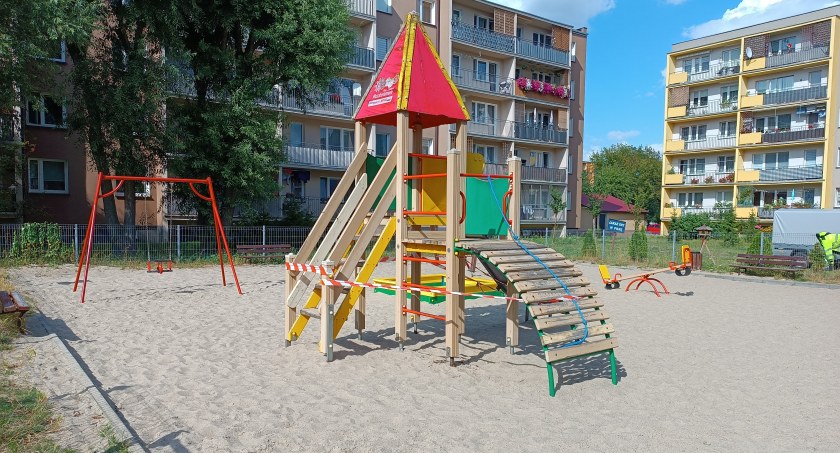 Plac zabaw już bezpieczniejszy dla dzieci (foto)