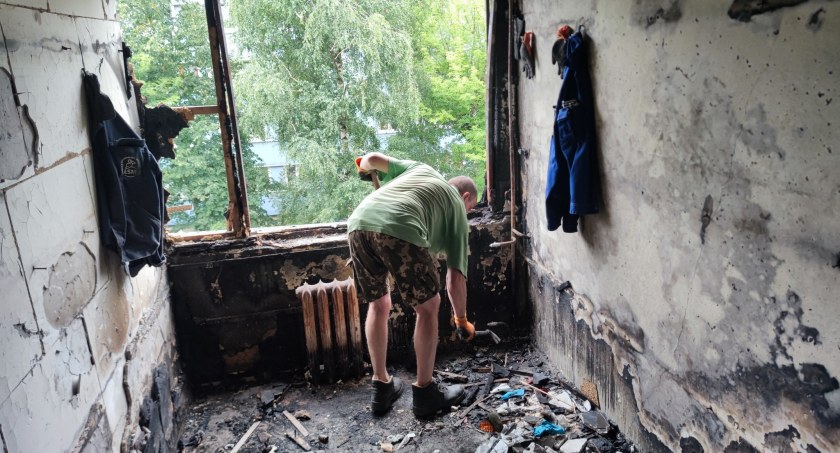 Trwają prace porządkowe w mieszkaniu na Starzyńskiego, strawionym przez pożar (foto)
