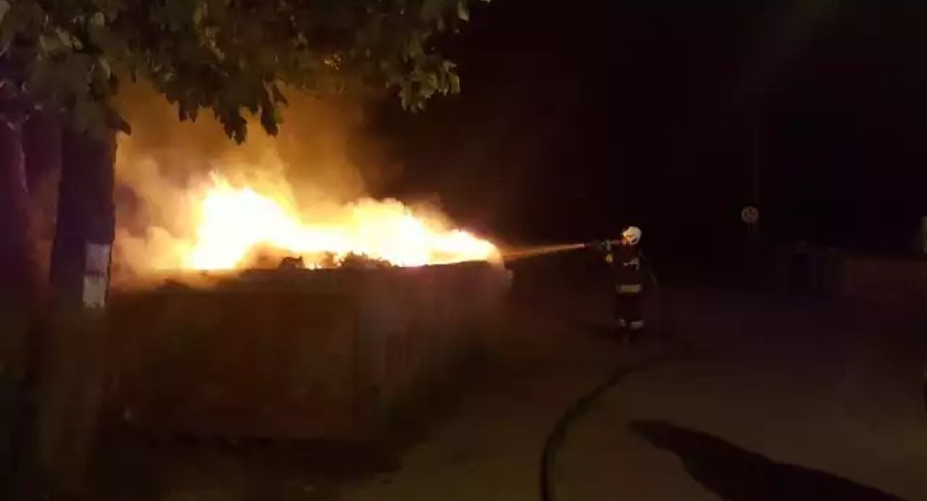 Paliły się śmieci na cmentarzu. To kolejny już raz!