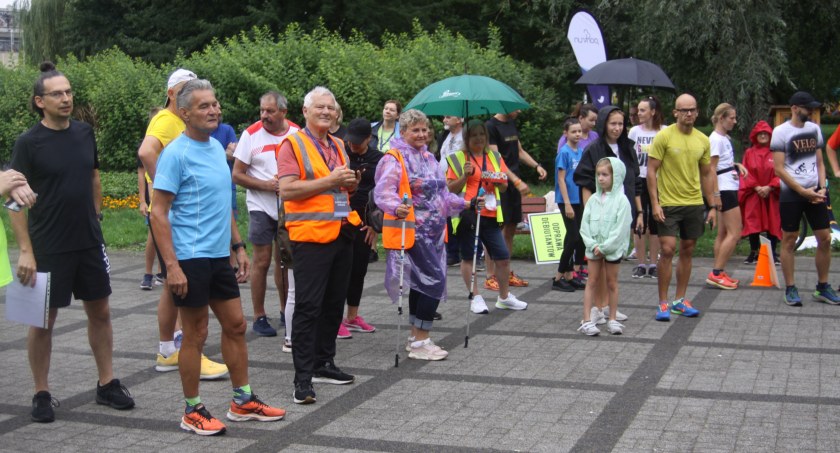 Parkrun w Łowiczu. Biegają, maszerują, a nawet sprzątają (foto)