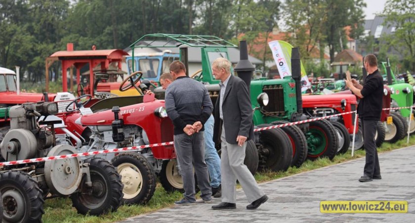 W Zduńskiej Dąbrowie stara motoryzacja zachwyca wielu! (foto, film)
