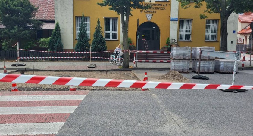 Przy Dwójce będzie bezpieczniej! Powstaje wyniesione przejście dla pieszych (foto)