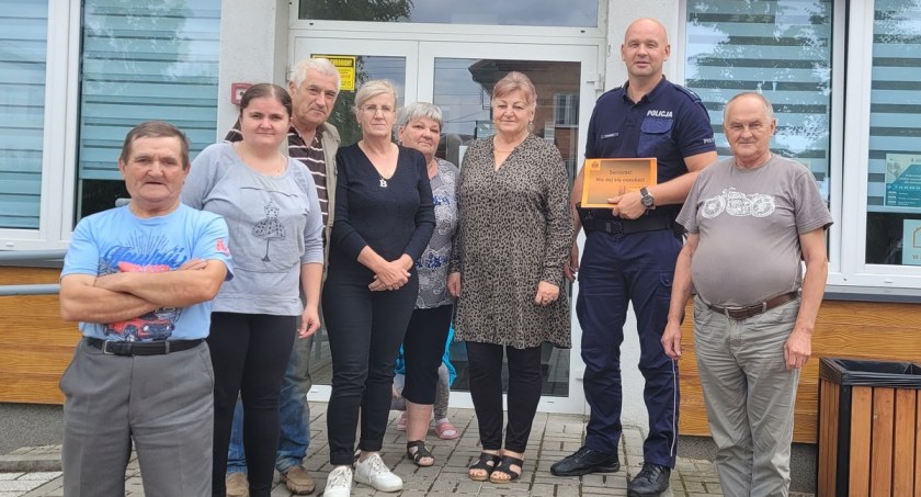 Dzielnicowy o bezpieczeństwie z seniorami gminy Kocierzew Płd.