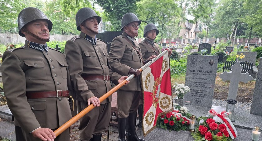 Łowiccy „Dziesiątacy” na odsłonięciu odnowionego grobu oficera 10 Pułku Piechoty (foto)