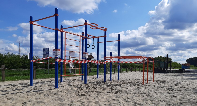 Łowicz. Na plaży nad Bzurą zamontowano stację street workout (foto, film)