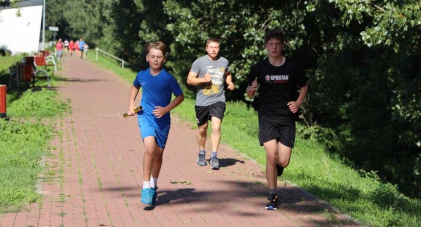 To już 48. parkrun w parku Błonie! Na dodatek ze złotą pałeczką! (foto)