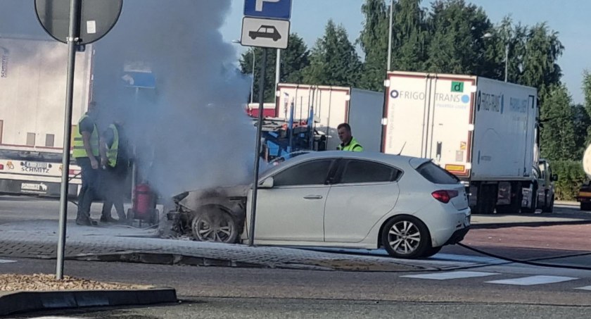 Pożar samochodu alfa romeo. Auto doszczętnie spalone