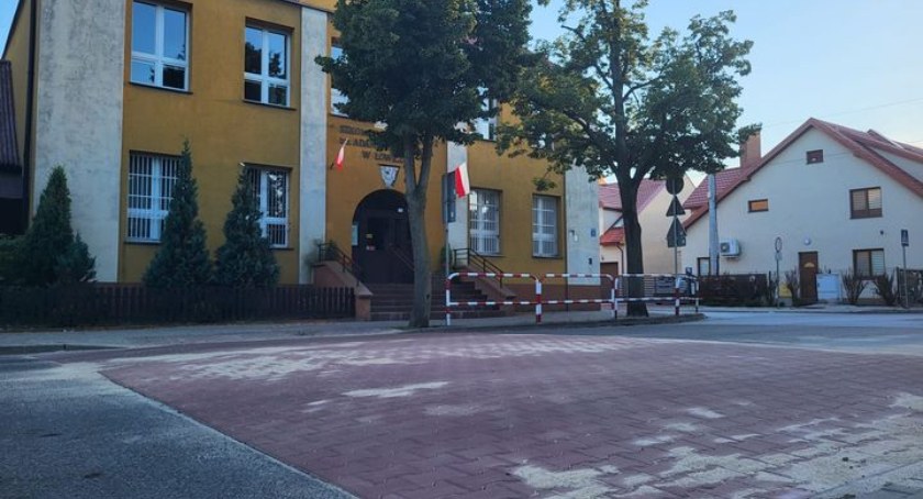 Wyniesione przejście dla pieszych przy łowickiej Dwójce już gotowe