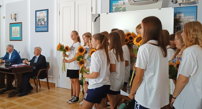 Zawodniczki UMKS Księżak Łowicz z wizytą na sesji Rady Miasta (foto,film)