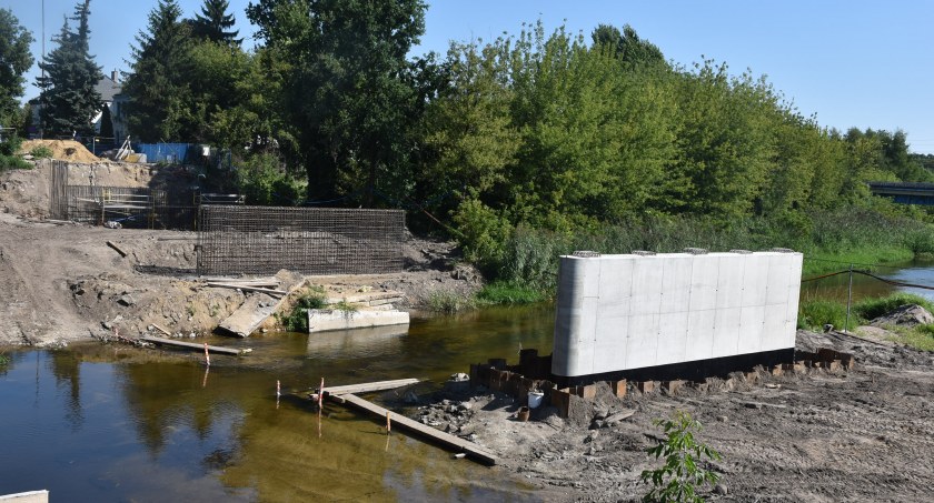 Pierwszy filar mostu przez Bzurę już widoczny (foto)