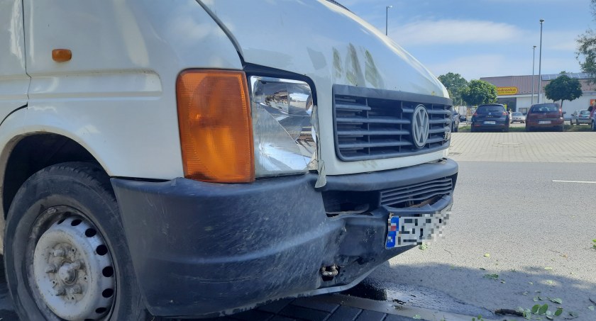 Łowicz. Auto uderzyło w drzewo, mimo to kierowca chciał jechać dalej (foto)